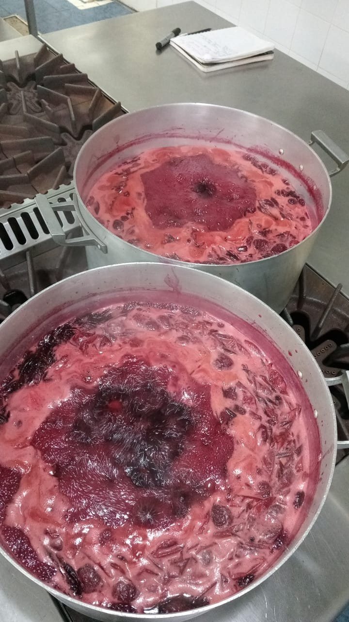 Mermelada tomando punto en la olla
